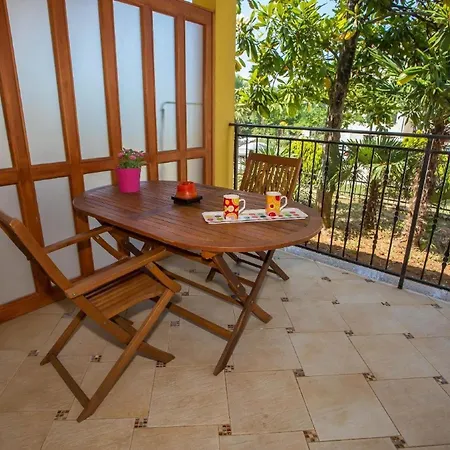 Moderne In Mit Garten Und Terrasse Apartment Porec