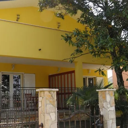 Moderne In Mit Garten Und Terrasse Porec