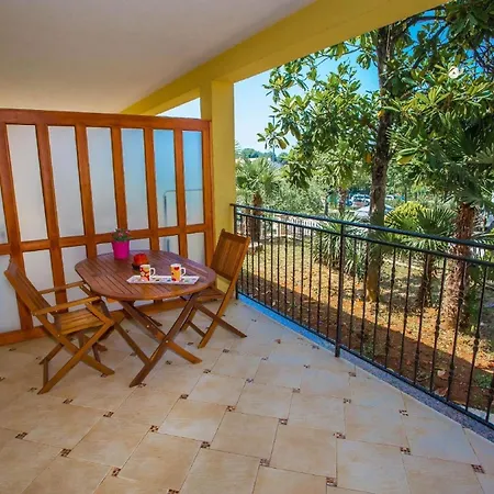 Moderne In Mit Garten Und Terrasse *
